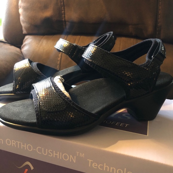 Orthotic lightweight sandals.  Fully adjustable. Snake skin black patent print - Picture 2 of 9